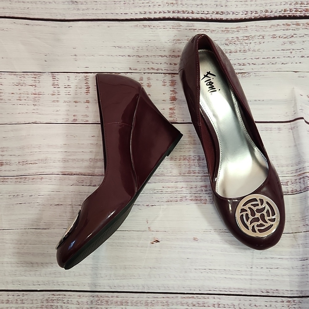 Fiona 3.5in wedges heels with circle silver pendent on front